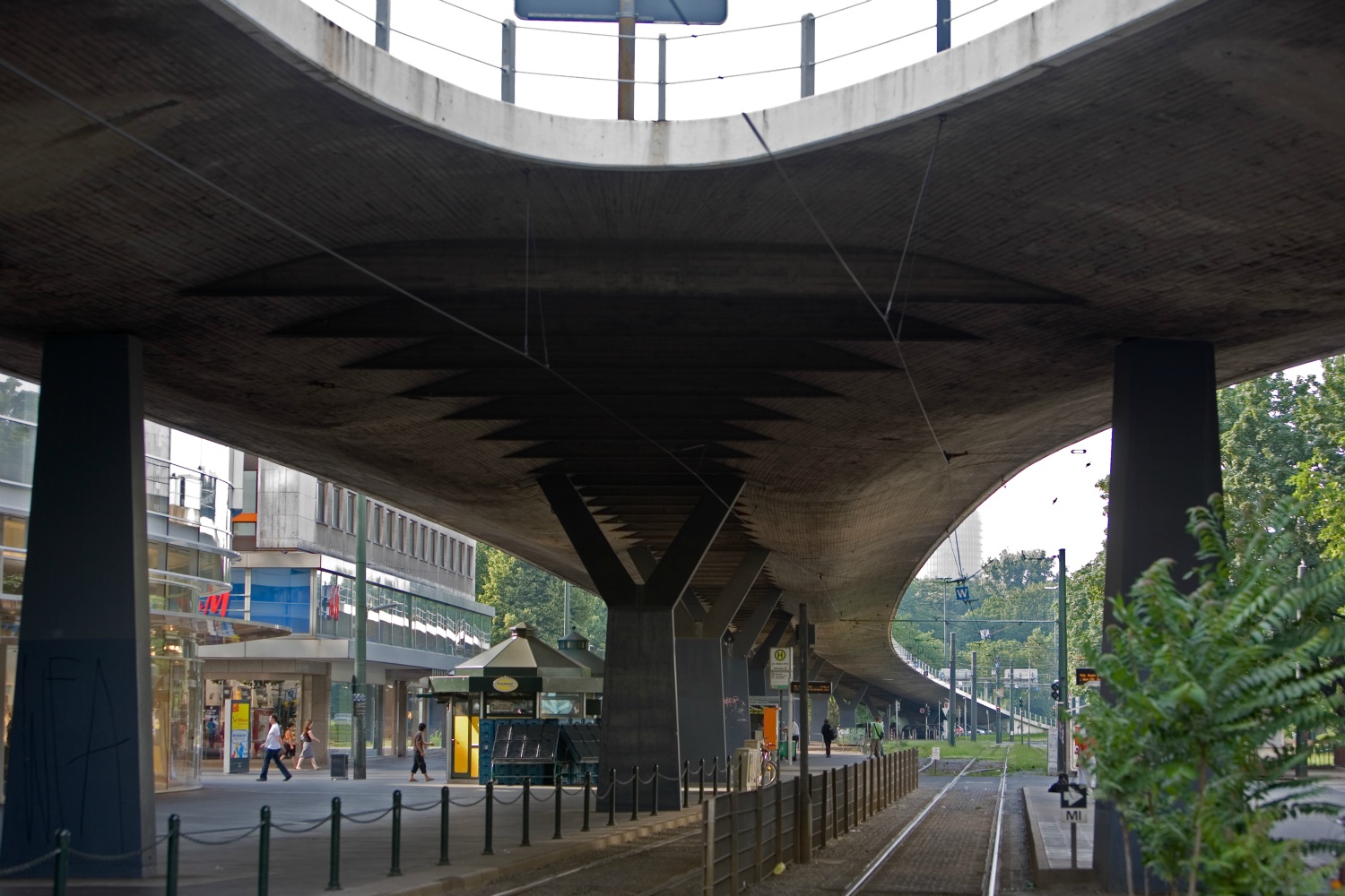 Hochstrasse "Tausendfüßler" am Jan-Wellem-Platz 2007 (Tamms 1962), abgerissen 2013